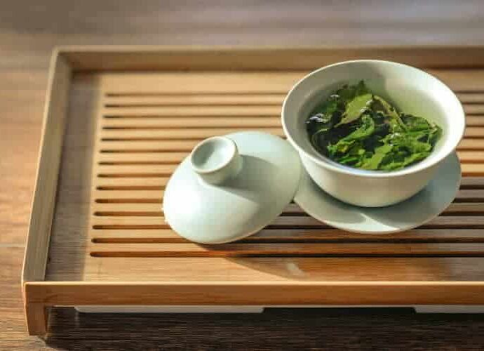 Manfaat Kesehatan Teh Hijau Tiongkok (绿茶) Teh hijau adalah teh yang paling disukai di negara Tiongkok selama ribuan tahun, sejak zaman Shennong (Hanasi: 神农, Pinyin: Shénnóng). Manfaat Kesehatan Teh Hijau Tiongkok (绿茶)
