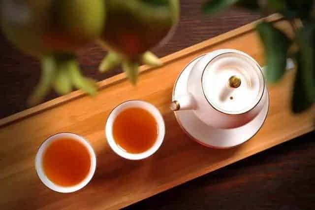 Manfaat Kesehatan Teh Hitam Tiongkok (红茶) Dalam Pengobatan Tradisional Tiongkok Ada banyak manfaat kesehatan yang dikaitkan dengan minum teh Tiongkok, mulai dari perasaan sejahtera hingga penyembuhan yang hampir ajaib. Manfaat Kesehatan Teh Hitam Tiongkok (红茶) Dalam Pengobatan Tradisional Tiongkok