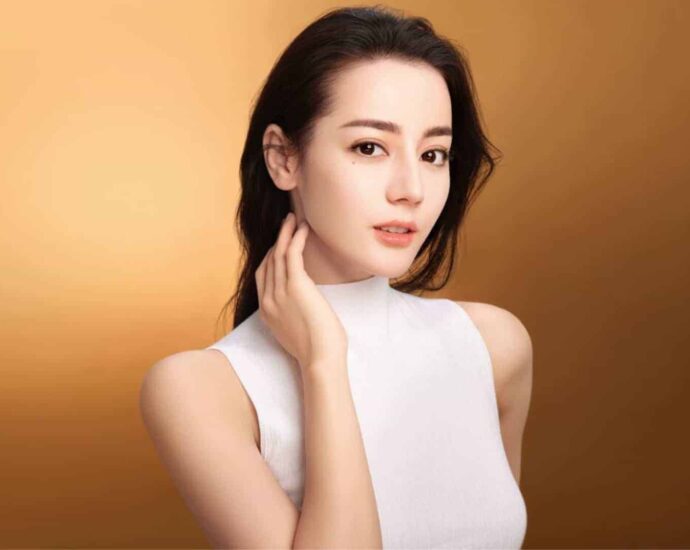 Dilraba Dilmurat Sebagai Juru Bicara Global Untuk Clarins Dilraba Dilmurat resmi diumumkan sebagai juru bicara global untuk Clarins. Sebelumnya adalah juru bicara merek di Asia Pasifik. Tionghoa Org - Dilraba Dilmurat Sebagai Juru Bicara Global Untuk Clarins - 1