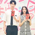 Lin Yi & Chen Yuqi Saling Upload Foto Untuk Karakter Mereka di Drama “Memory of Encaustic Tile” Lin Yi & Chen Yuqi saling menyapa dengan merilis potret masing-masing untuk karakter mereka di drama “Memory of Encaustic Tile / 昔有琉璃瓦” yang umumkan tayang perdana 26 Januari mendatang di Youku. Tionghoa Org - Drama Modern “初次恋爱指南 lit. Guide First Love” Telah Menggelar Upacara Syutingnya - 1