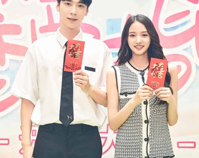 Drama Modern “初次恋爱指南 lit. Guide First Love” Telah Menggelar Upacara Syutingnya Drama modern “初次恋爱指南 / lit. Guide First Love” dibintangi oleh Wang Bowen, Chen Xinwei, Li Zekun, Zhamao Azhan. Tionghoa Org - Drama Modern “初次恋爱指南 lit. Guide First Love” Telah Menggelar Upacara Syutingnya - 1