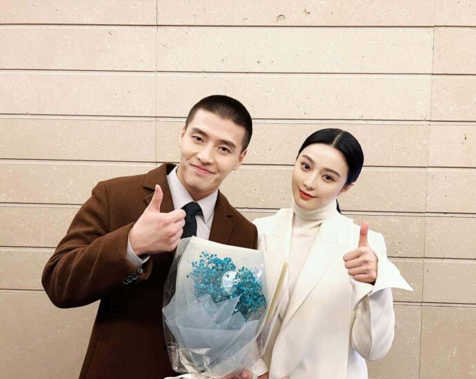 Fan Bingbing Bagikan Potret Bersama Aktor Korea Lee Jung Jae, Jung Woo Sun & Kang Haneul Sudah muncul jadi cameo di drama Korea “Insider” bersama Kang Ha Neul. Tionghoa Org - Fan Bingbing Bagikan Potret Bersama Aktor Korea Lee Jung Jae, Jung Woo Sun & Kang Haneul - 1
