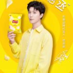 Potret Zhang Ruoyun Dengan Baju Polisi Dalam Drama “Ordinary Greatness” Potret Zhang Ruoyun dengan baju polisi dalam drama “Ordinary Greatness” yang dibintanginya bersama Bai Lu, Wang Jingchun, Ning Li, Xu Kaicheng dan lainnya. Drama ini tayang 28 Mei 2022 kemarin. Tionghoa Org - Fan Chengcheng Sebagai Juru Bicara Merek Untuk Lay’s - 1