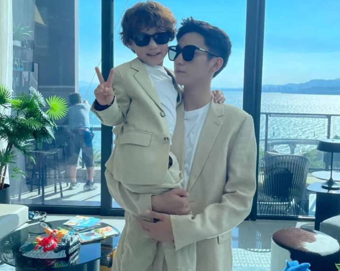 Jadi Ayah Anak Di Drama “The Love You Give Me”, Wang Ziqi & Cui Yixin Kompak Kenakan Outfit Senada Wang Ziqi tampil kompak kenakan outfit senada dengan Cui Yixin pemeran anaknya dalam drama yang sedang tahap syuting “The Love You Give Me / 你给我的喜欢”. Tionghoa Org - Jadi Ayah Anak Di Drama “The Love You Give Me”, Wang Ziqi & Cui Yixin Kompak Kenakan Outfit Senada - 4