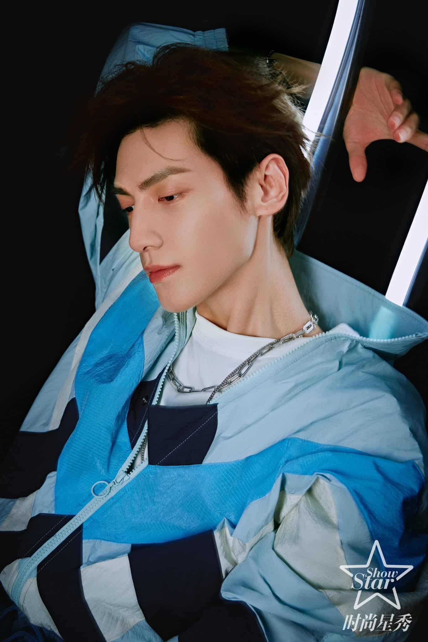 Luo Yunxi Dalam Pemotretan Sampul Majalah StarShow Edisi Perdana Majalah Starshow rilis pemotretannya bersama Luo Yunxi yang akan menghiasi sampul majalahnya untuk edisi perdana. Tionghoa Org - Luo Yunxi Dalam Pemotretan Sampul Majalah StarShow Edisi Perdana - 3
