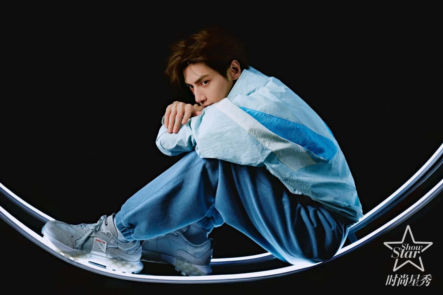 Luo Yunxi Dalam Pemotretan Sampul Majalah StarShow Edisi Perdana Majalah Starshow rilis pemotretannya bersama Luo Yunxi yang akan menghiasi sampul majalahnya untuk edisi perdana. Tionghoa Org - Luo Yunxi Dalam Pemotretan Sampul Majalah StarShow Edisi Perdana - 5