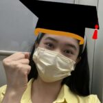 Biodata dan Profil Aktor dan Penyanyi Wang Yi Bo (王一博) Wang Yi Bo adalah seorang penyanyi, aktor, penari, pembawa acara TV, model, dan pembalap motor Tiongkok. Dia adalah anggota boyband Korea Selatan-Tiongkok UNIQ. Dia bersekolah di sekolah menengah di Korea Selatan dan fasih berbahasa Tiongkok dan Korea. Pada tahun 2011, selama tahun keduanya di sekolah menengah, Wang berpartisipasi dalam kompetisi tari IBD, muncul sebagai enam belas teratas dalam kategori hip-hop. Dia kemudian menjadi trainee Yuehua Entertainment. Dia memulai debutnya pada tahun 2014 sebagai anggota boy band Korea Selatan-Tiongkok UNIQ dengan lagu "Falling in Love". Tionghoa Org -Ni Kexin Rayakan Kelulusannya Dari Universitas Tamkang - 1