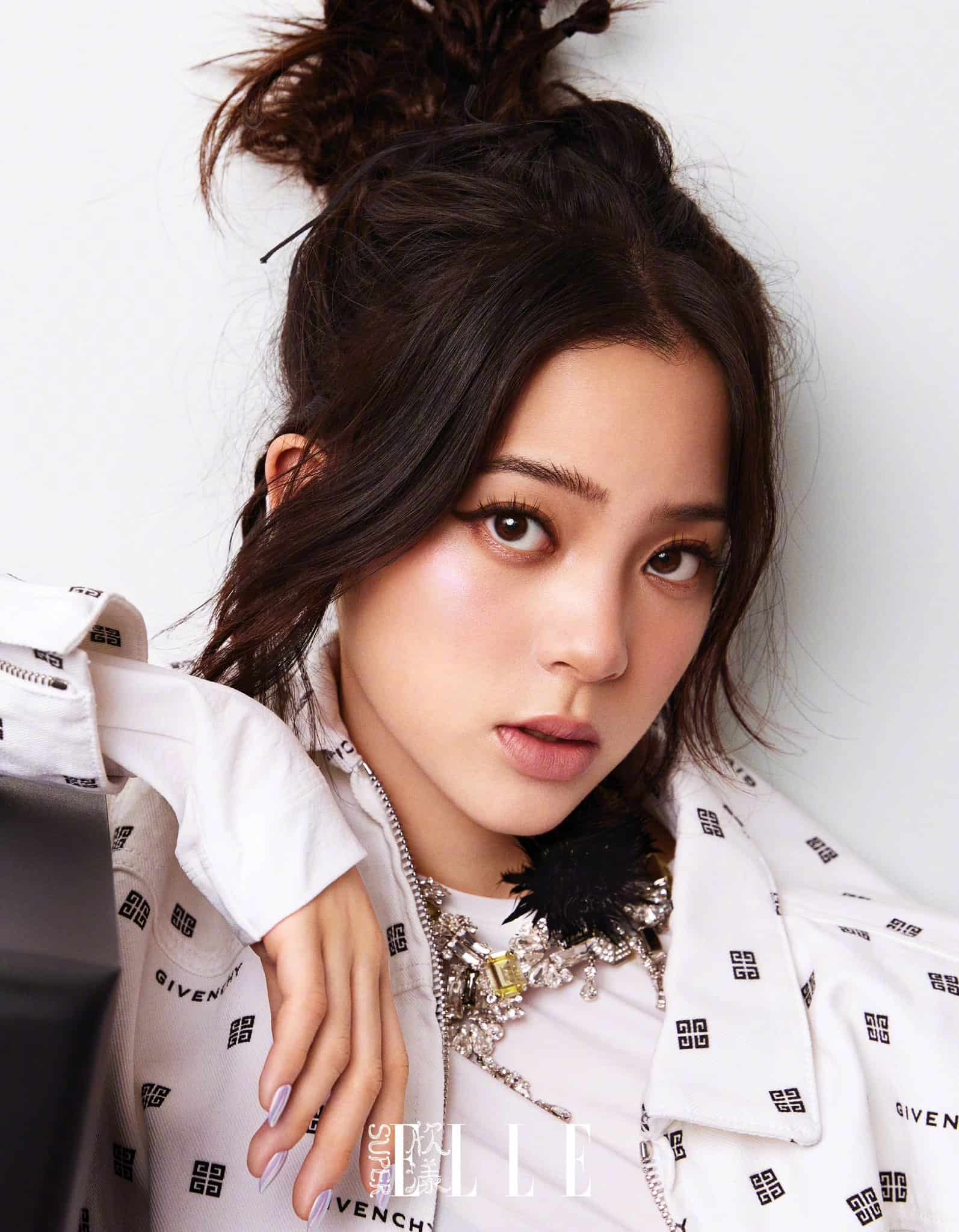 Ouyang Nana Dalam Sampul Majalah SuperELLE Edisi Agustus 2022 Potret Ouyang Nana dalam sampul Majalah SuperELLE edisi Agustus 2022. Tionghoa Org - Ouyang Nana Dalam Sampul Majalah SuperELLE Edisi Agustus 2022 - 2