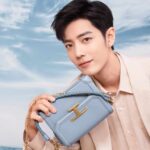 Biodata & Nama Fandom Allen Ren Jialun 任嘉伦 Nama fandom Ren Jialun adalah 嘉人 (dibaca: jiā rén). Nama fandom ini memiliki arti keluarga, tetapi dengan karakter "嘉 Jia" dari namanya, menggantikan "家 Jia"人. Tionghoa Org - Potret Baru Xiao Zhan Untuk Promosi Brand TOD’S - 1