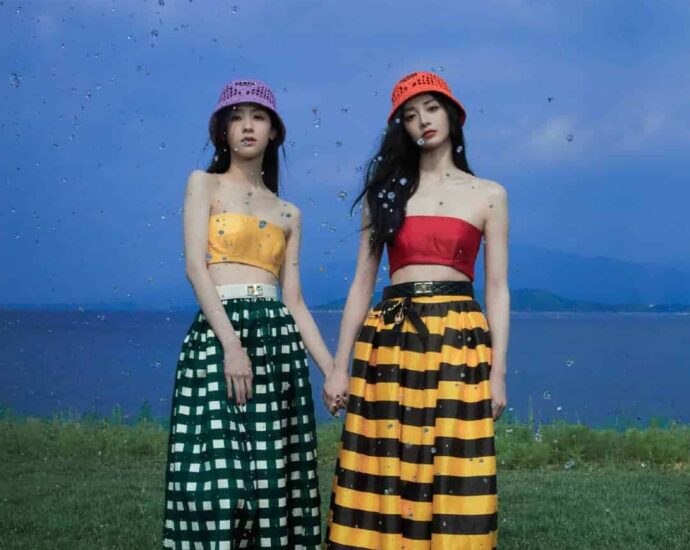 Potret Chen Duling & Zhou Jieqiong Untuk MiniBazaar Edisi Juli 2022 Potret Chen Duling dan Zhou Jieqiong untuk MiniBazaar edisi Juli 2022. Potret Chen Duling & Zhou Jieqiong Untuk MiniBazaar Edisi Juli 2022