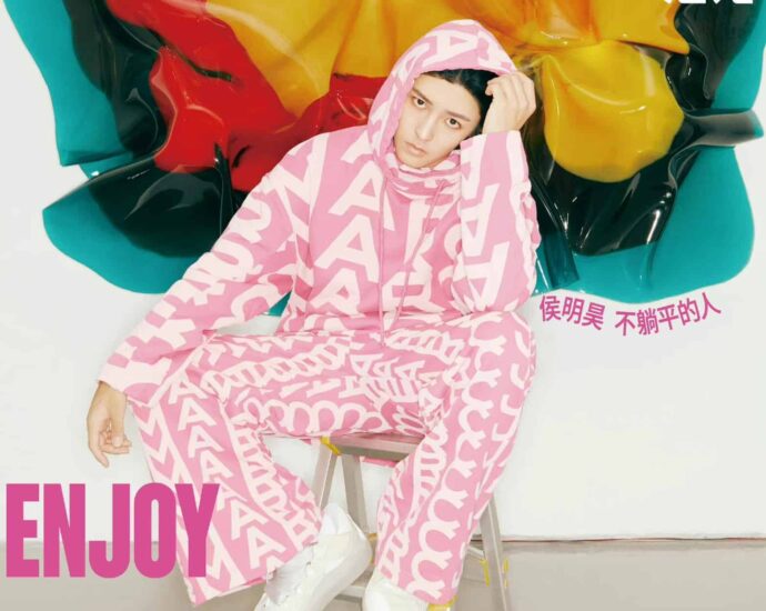 Potret Hou Minghao Untuk Sampul Majalah Nylon China Edisi Juli 2022 Hou Minghao dalam pemotretan untuk sampul Majalah Nylon China edisi Juli 2022. Tionghoa Org - Potret Hou Minghao Untuk Sampul Majalah Nylon China Edisi Juli 2022 - 1