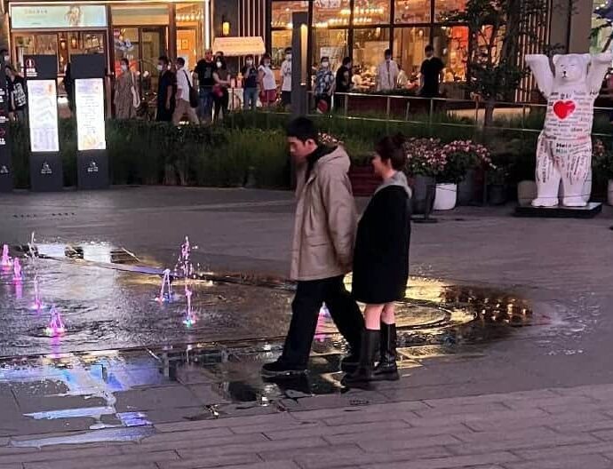 Potret Jing Boran & Tan Songyun Saat Syuting Drama Barunya “Road To Home 归路 ” Potret Jing Boran & Tan Songyun saat mereka sedang syuting drama barunya, “Road Home / 归路 ”. Tionghoa Org - Potret Jing Boran & Tan Songyun Saat Syuting Drama Barunya “Road To Home 归路 ” - 1