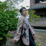 Lin Yi Saat Hadiri Acara Merek Gentle Monster di Changsha Beberapa hari lalu, tim Lin Yi bagikan potret Lin Yi untuk hadiri acara brand Gentle Monster di Changsha. Tionghoa Org - Potret Wei Daxun Dalam Sampul Majalah PowerCircles Edisi Agustus 2022 -54