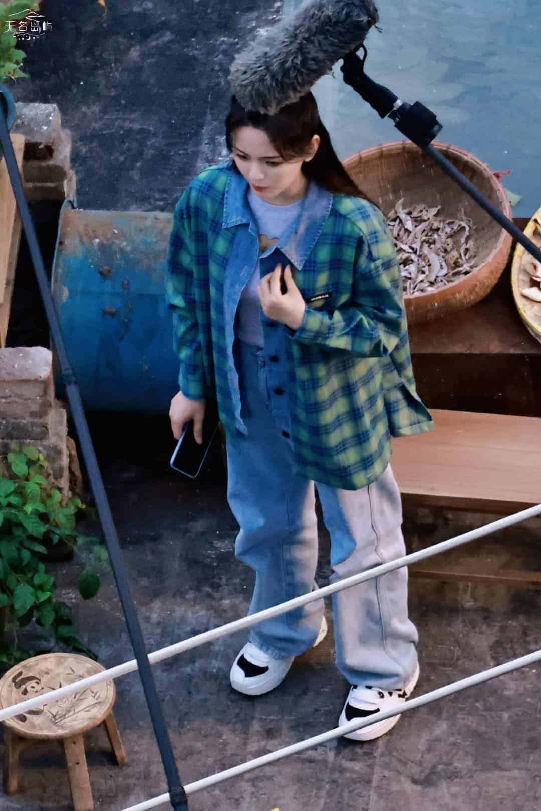 Potret Yang Yang & Yang Chaoyue Saat Syuting Drama “My Fireworks On Earth” Yang Chaoyue akan menjadi peran tamu di drama romansa modern “My Fireworks on Earth / 我的人间烟火” yang dibintangi oleh Yang Yang & Wang Churan. Tionghoa Org - Potret Yang Yang & Yang Chaoyue Saat Syuting Drama “My Fireworks On Earth” - 1