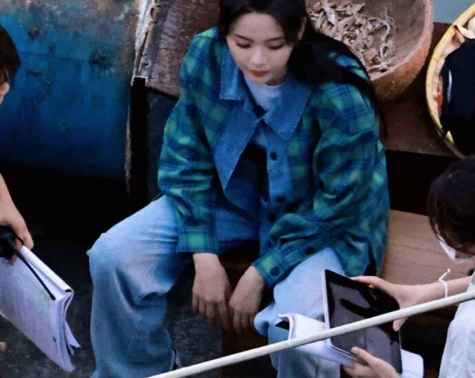 Potret Yang Yang & Yang Chaoyue Saat Syuting Drama “My Fireworks On Earth” Yang Chaoyue akan menjadi peran tamu di drama romansa modern “My Fireworks on Earth / 我的人间烟火” yang dibintangi oleh Yang Yang & Wang Churan. Tionghoa Org - Potret Yang Yang & Yang Chaoyue Saat Syuting Drama “My Fireworks On Earth” - 2