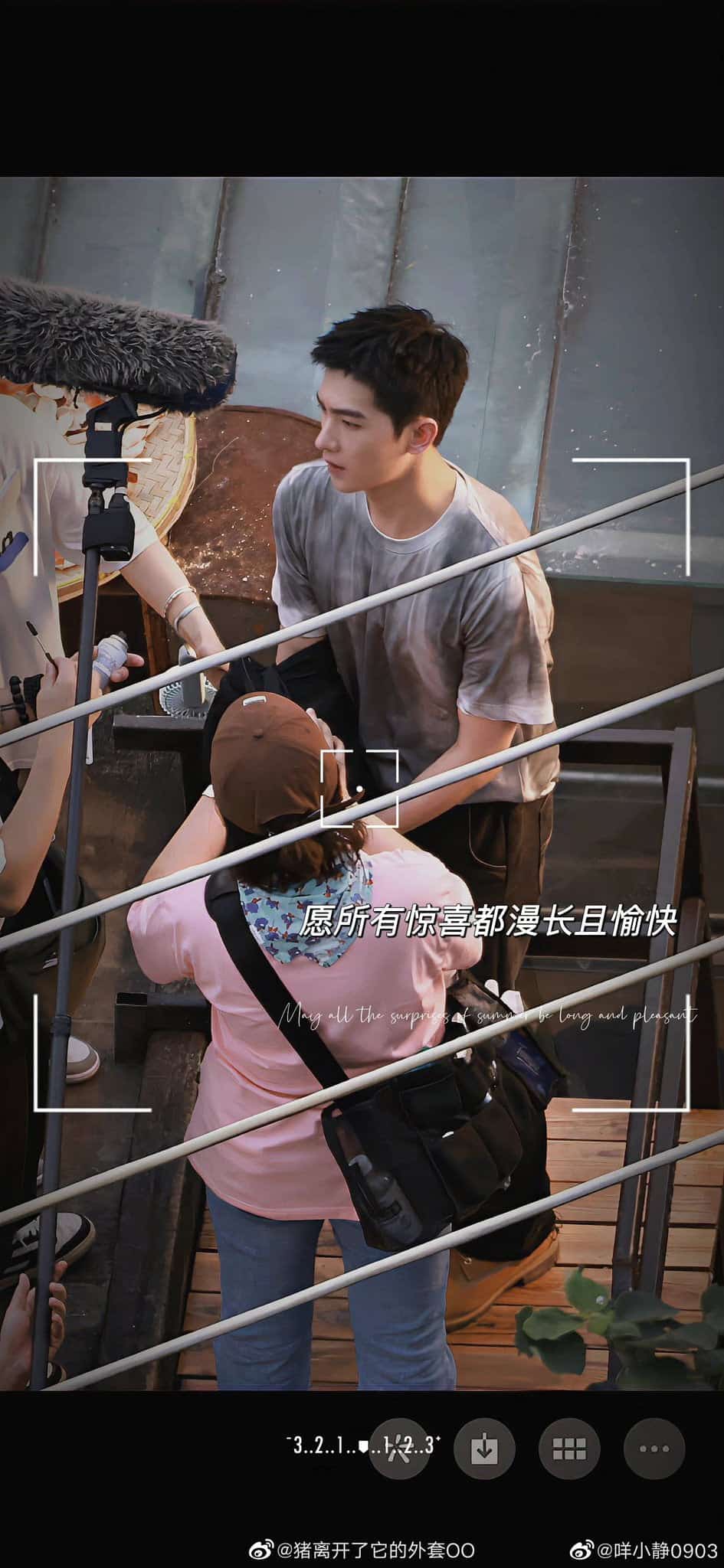 Potret Yang Yang & Yang Chaoyue Saat Syuting Drama “My Fireworks On Earth” Yang Chaoyue akan menjadi peran tamu di drama romansa modern “My Fireworks on Earth / 我的人间烟火” yang dibintangi oleh Yang Yang & Wang Churan. Tionghoa Org - Potret Yang Yang & Yang Chaoyue Saat Syuting Drama “My Fireworks On Earth” - 3