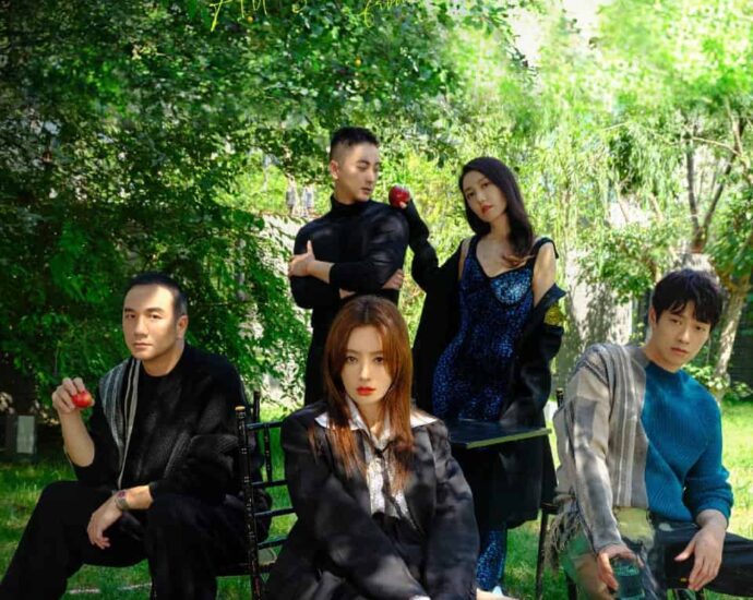 Qin Lan, Wei Daxun, Huang Jue, Gao Lu & Jia Jinghui Dalam Majalah Cosmopolitan China x “Dr Tang” Qin Lan, Wei Daxun, Huang Jue, Gao Lu, dan Jia Jinghui di pemotretan kolaborasi Majalah Cosmopolitan China dengan drama dokter “Dr Tang / 关于唐医生的一切” Tionghoa Org - Qin Lan, Wei Daxun, Huang Jue, Gao Lu & Jia Jinghui Dalam Majalah Cosmopolitan China x “Dr Tang” - 1