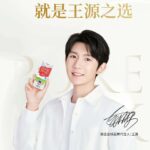 Wang Ziqi Bagikan Potret Saat Syuting Dengan Lawan Mainnya Di Drama “The Love You Give Me” Wang Ziqi bagikan potretnya bersama Wang Yuwen, Li Chuan, Ma Xinrui, Chen Xinhai, Li Xingyao dan Cui Yixin saat syuting drama modern “The Love You Give Me / 你给我的喜欢” di pantai dalam unggahan akun Xiaohongshunya. Tionghoa Org - Roy Wang Yuan Sebagai Juru Bicara Global Untuk Susu Formula Weidendorf - 1