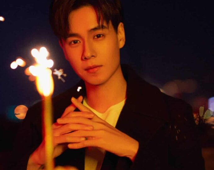 Studio Hu Yitian Bagikan Fotonya Saat Rayakan Ulang Tahun Yang Ke 28 Studio Hu Yitian bagikan potret barunya saat rayakan ulang tahunnya ke-28 hari ini. Tionghoa Org - Studio Hu Yitian Bagikan Fotonya Saat Rayakan Ulang Tahun Yang Ke 28 - 1