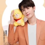 He Luoluo Dalam Sampul Majalah Men's Uno China Edisi September 2022 Potret He Luoluo dalam sampul Majalah Men's Uno China edisi September 2022. Tionghoa Org - Tan Jianci Sebagai Juru Bicara Merek Untuk Bear Electric Appliances - 1