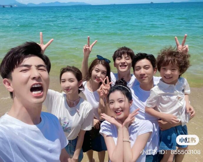 Wang Ziqi Bagikan Potret Saat Syuting Dengan Lawan Mainnya Di Drama “The Love You Give Me” Wang Ziqi bagikan potretnya bersama Wang Yuwen, Li Chuan, Ma Xinrui, Chen Xinhai, Li Xingyao dan Cui Yixin saat syuting drama modern “The Love You Give Me / 你给我的喜欢” di pantai dalam unggahan akun Xiaohongshunya. Tionghoa Org - Wang Ziqi Bagikan Potret Saat Syuting Dengan Lawan Mainnya Di Drama “The Love You Give Me” - 1