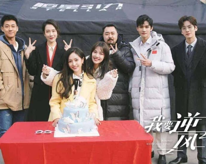 Wu Xuanyi Rayakan Ultahnya di Lokasi Syuting Bersama Gong Jun, Zhong Chuxi, Gao Zhiting & Wei Zheming Wu Xuanyi merayakan ulang tahunnya ke-27 beberapa hari lalu di lokasi syuting drama barunya “Rising With The Wind” bersama tim produksi dan pemainnya lainnya Gong Jun, Zhong Chuxi, Gao Zhiting & Wei Zheming. Tionghoa Org - Wu Xuanyi Rayakan Ultahnya di Lokasi Syuting Bersama Gong Jun, Zhong Chuxi, Gao Zhiting & Wei Zheming - 2