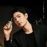 Biodata dan Profil Penyanyi Lian Huaiwei / 连淮伟 Lian Huai Wei adalah seorang penyanyi, penari, dan rapper Tiongkok. Pada 2015, ia berpartisipasi dalam program Tahap Yinyue. Ia merilis single pertamanya "Jazz Man" bersama Yang Tian, Yang Xin, dan Ye Zicheng pada 2016. Pada tahun yang sama, ia bergabung dengan acara iQIYI Birth of a Star, kemudian berpartisipasi dalam acara Tencent The Coming One. Tionghoa Org -Xiao Zhan Sebagai Juru Bicara Skincare Untuk YSL Beauty - 1