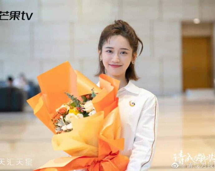 Zheng Qiuhong & Xie Binbin Selesaikan Syuting Drama “Please Be My Family 请成为我的家人” Drama keluarga “Please Be My Family / 请成为我的家人” yang dibintangi oleh Zheng Qiuhong, Xie Binbin, Zhu Yuanbing, Sheng Huizi, Jin Chong, dan Yang Xueer merilis still cut baru dan telah selesaikan proses syutingnya. Tionghoa Org - Zheng Qiuhong & Xie Binbin Selesaikan Syuting Drama “Please Be My Family 请成为我的家人” - 1