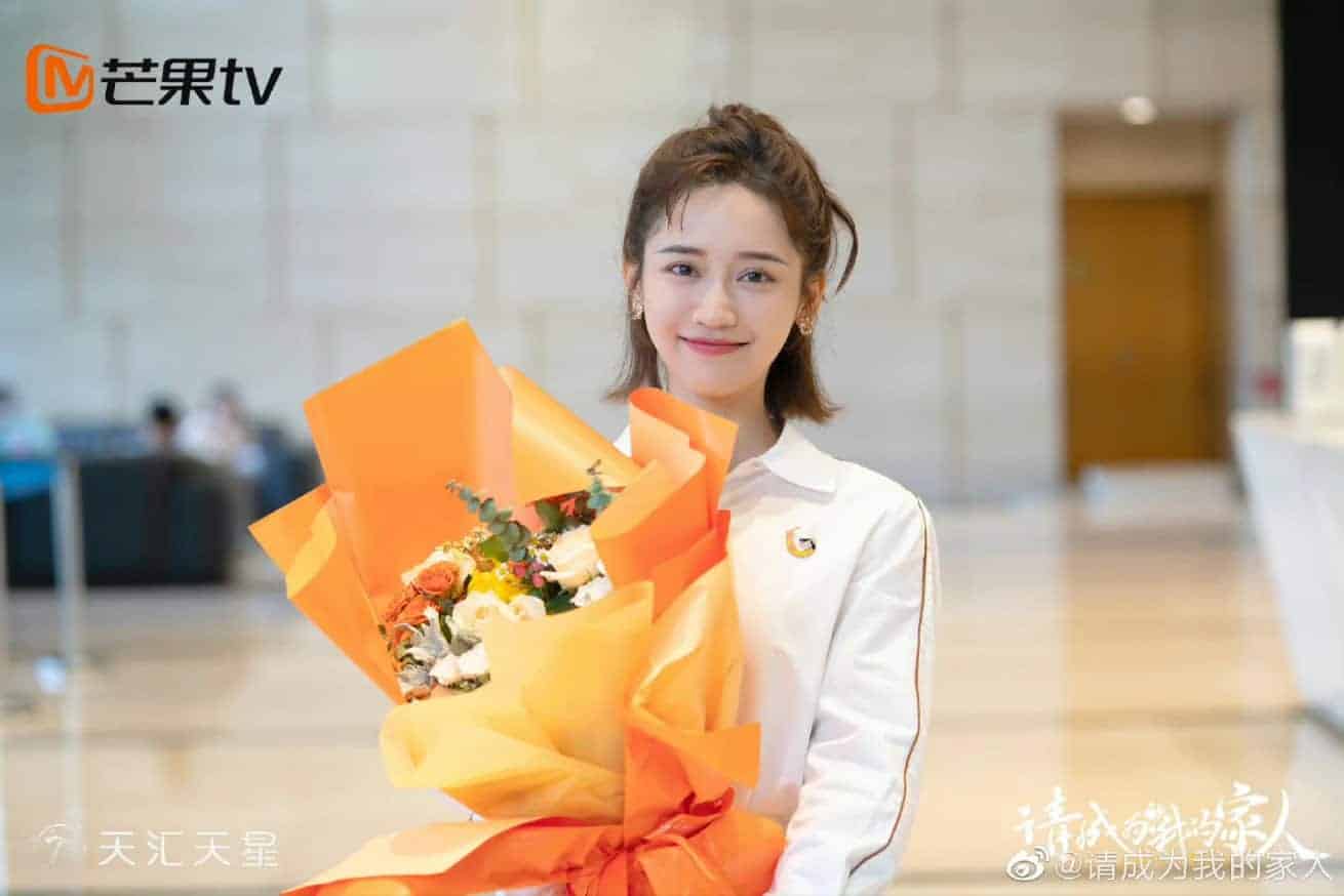 Zheng Qiuhong & Xie Binbin Selesaikan Syuting Drama “Please Be My Family 请成为我的家人” Drama keluarga “Please Be My Family / 请成为我的家人” yang dibintangi oleh Zheng Qiuhong, Xie Binbin, Zhu Yuanbing, Sheng Huizi, Jin Chong, dan Yang Xueer merilis still cut baru dan telah selesaikan proses syutingnya. Tionghoa Org - Zheng Qiuhong & Xie Binbin Selesaikan Syuting Drama “Please Be My Family 请成为我的家人” - 1
