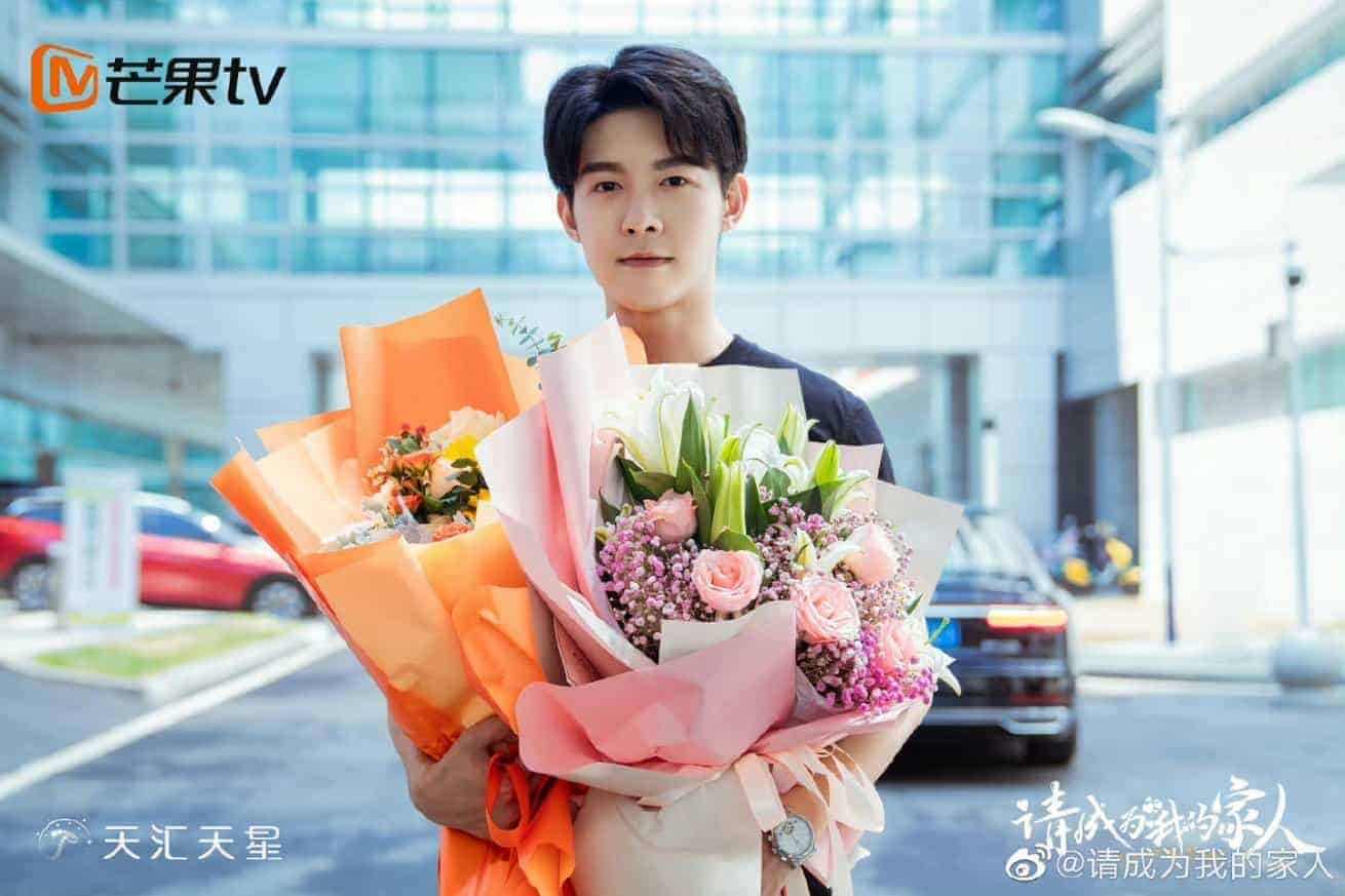 Zheng Qiuhong & Xie Binbin Selesaikan Syuting Drama “Please Be My Family 请成为我的家人” Drama keluarga “Please Be My Family / 请成为我的家人” yang dibintangi oleh Zheng Qiuhong, Xie Binbin, Zhu Yuanbing, Sheng Huizi, Jin Chong, dan Yang Xueer merilis still cut baru dan telah selesaikan proses syutingnya. Tionghoa Org - Zheng Qiuhong & Xie Binbin Selesaikan Syuting Drama “Please Be My Family 请成为我的家人” - 3