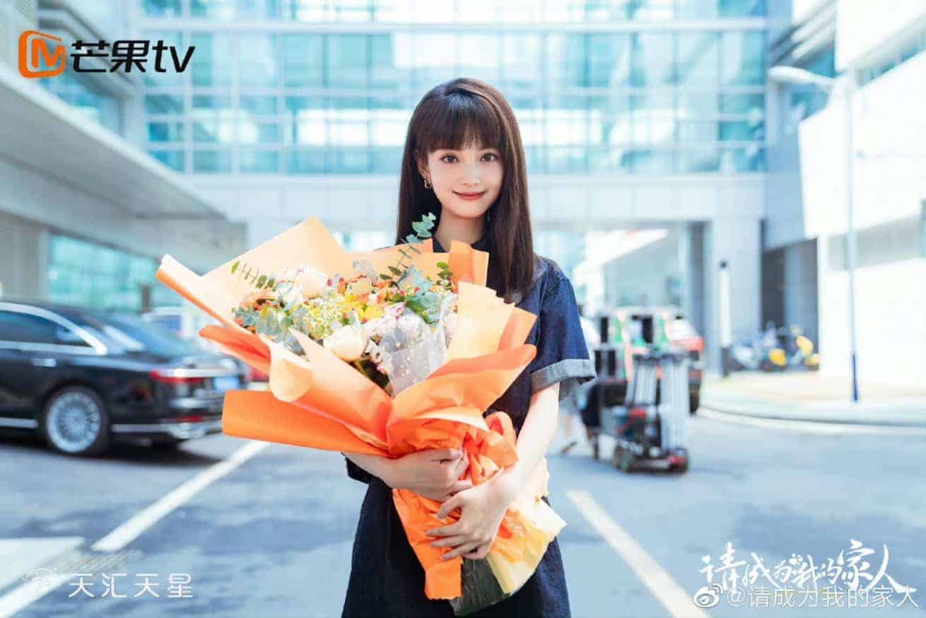 Zheng Qiuhong & Xie Binbin Selesaikan Syuting Drama “Please Be My Family 请成为我的家人” Drama keluarga “Please Be My Family / 请成为我的家人” yang dibintangi oleh Zheng Qiuhong, Xie Binbin, Zhu Yuanbing, Sheng Huizi, Jin Chong, dan Yang Xueer merilis still cut baru dan telah selesaikan proses syutingnya. Tionghoa Org - Zheng Qiuhong & Xie Binbin Selesaikan Syuting Drama “Please Be My Family 请成为我的家人” - 4