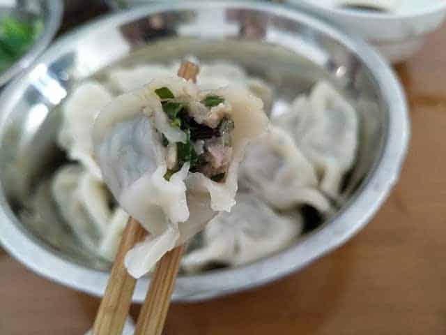Arti Simbolis Isian Jiaozi (饺子) Dalam Budaya Tionghoa Di Indonesia, Jiaozi dikenal dengan sebutan pangsit Tiongkok yang merupakan salah satu makanan tradisional yang banyak digemari. Arti Simbolis Isian Jiaozi (饺子) Dalam Budaya Tionghoa