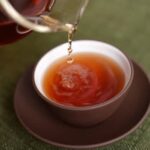 Seribu Karakter Klasik : Orang Tua dan Orang Muda Mengkonsumsi Makanan Yang Berbeda (老少异粮) Sebaris kalimat di atas dikutip dari Seribu Karakter Klasik (Hanzi: 千字文, Pinyin: Qiānzì Wén) Cara Menyeduh Teh Puerh (普洱茶) Dalam Teko