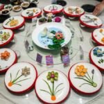 Resep Kuliner Tionghoa Tumis Tomat Telur (番茄炒蛋/西红柿炒鸡蛋) Tomat banyak digunakan sebagai bahan masakan di daerah Xinjiang, Guilin, dan Sichuan. Perjamuan Jiaozi (饺子宴)