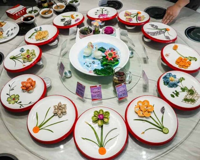 Perjamuan Jiaozi (饺子宴) Penggunaan Jiaozi untuk jamuan makan / Jiaoziyan (Hanzi: 饺子宴, Pinyin: Jiǎozi yàn) sudah ada sejak Dinasti Tang lebih dari seribu tahun yang lalu. Perjamuan Jiaozi (饺子宴)