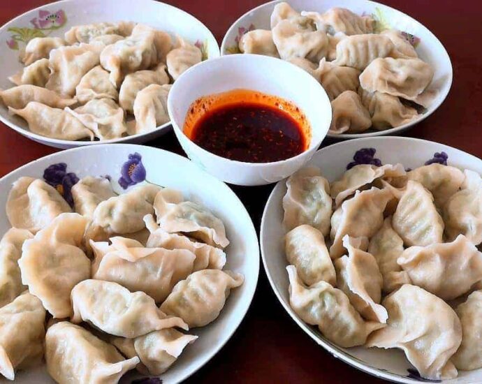 Asal Usul, Sejarah, Dan Perjalanan Jiaozi (饺子) Dari Dinasti Han Hingga Dinasti Qing Dalam proses perkembangannya yang panjang, banyak nama yang muncul, pada zaman dahulu ada nama-nama seperti Laowan (Hanzi: 牢丸, Pinyin: Láo wán), Bianshi (Hanzi: 扁食, Pinyin: Biǎnshi), Jiaoer (Hanzi: 饺饵, Pinyin: Jiǎo ěr) dan Fenjiao (Hanzi: 粉角, Pinyin: Fěn jiǎo). Asal Usul Dan Sejarah Jiaozi (饺子)