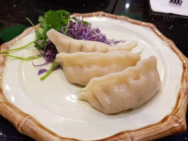 Tips Sehat Menyantap Jiaozi Jiaozi tidak hanya menjadi makanan lezat di Tiongkok, tetapi juga mengandung budaya bangsa Tiongkok, menjadi makanan ringan yang enak di setiap rumah tangga, dan menjadi makanan wajib di malam tahun baru, mengungkapkan kerinduan dan tuntutan masyarakat akan hidup yang lebih baik. Tips Sehat Menyantap Jiaozi