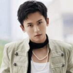 Guan Xiaotong Sebagai Brand Ambassador Untuk Clarins Guan Xiaotong Sebagai Brand Ambassador Untuk Clarins Tionghoa Org - 3 Bulan Hilang Tanpa Kabar Setelah di Boikot, Zhang Zhehan Dicurigai Kembali Dengan Akun Weibo Barunya -1