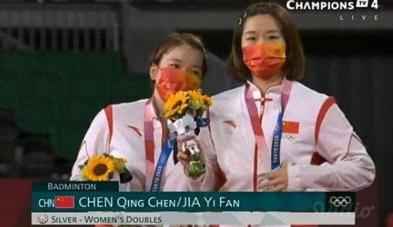 Atlet Bulu Tangkis Tiongkok Ini Mendapat Semangat Dari Idolanya, Yang Yang Atlet bulu tangkis asal Tiongkok tak berhasil memperebutkan emas di Olimpiade Tokyo 2020. Dalam pertandingan tersebut, Chen Qingchen bersama rekannya Jia Yifan melawan ganda putri dari Indonesia, Greysia Polii dan Apriyani Rahayu. Tionghoa Org - Atlet Bulu Tangkis Tiongkok Ini Mendapat Semangat Dari Idolanya, Yang Yang - 1