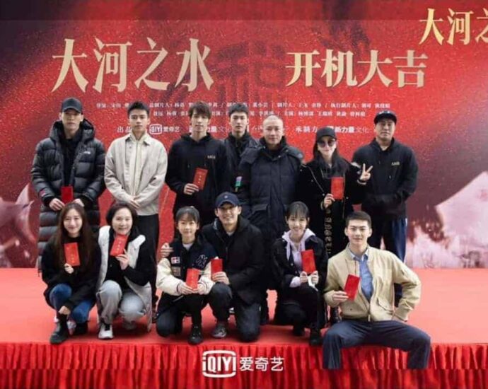 Bintangi Drama Bareng, Nie Yuan & Yang Rong Terlihat Menghadiri Upacara Syuting Drama “大河之水 / River Of Water” telah menggelar upacara syutingnya beberapa hari lalu. Tionghoa Org -Bintangi Drama Bareng, Nie Yuan & Yang Rong Terlihat Menghadiri Upacara Syuting - 3
