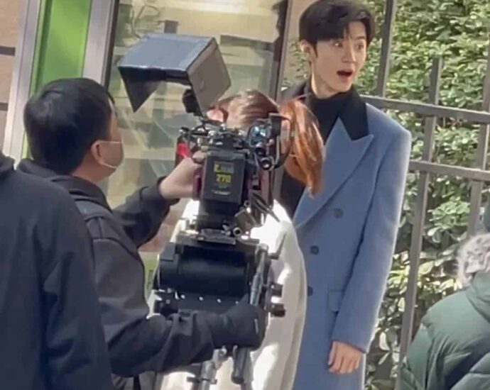 Chen Zheyuan & Shen Yue Saat Syuting Drama Romansa Fantasi “Mr. Bad” Chen Zheyuan & Shen Yue terlihat sedang syuting untuk drama romansa fantasi “Mr.Bad / 我的反派男友”. Tionghoa Org -Chen Zheyuan & Shen Yue Saat Syuting Drama Romansa Fantasi “Mr. Bad” - 1