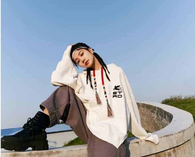 Dengan Tema Olahraga, Hu Yixuan Menghiasi Majalah Rolling Stone China Majalah Rolling Stone China bagikan pemotretannya bersama Hu Yixuan. Tionghoa Org - Dengan Tema Olahraga, Hu Yixuan Menghiasi Majalah Rolling Stone China - 2