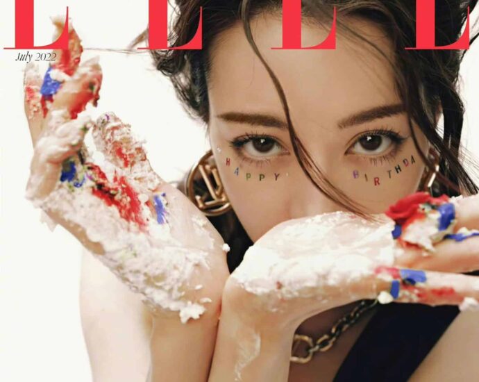 Dilraba Dilmurat Dalam Sampul Majalah ELLE China Edisi Juli 2022 Dilraba Dilmurat (Dilireba) dalam sampul Majalah ELLE China edisi Juli 2022. Tionghoa Org - Dilraba Dilmurat Dalam Sampul Majalah ELLE China Edisi Juli 2022 - 1