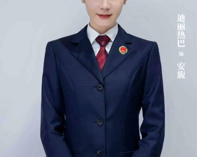 Dilraba Dilmurat & Tong Dawei Telah Akhiri Syuting Drama “Prosecution Elite” Drama “Prosecution Elite / 公诉精英 / Gong Su Jing Ying” yang dibintangi oleh Dilraba Dilmurat (Dilireba), Tong Dawei, Gao Xin, You Jingru, penampilan khusus oleh Han Dong dan Xiong Ziqi telah resmi mengakhiri proses syutingnya beberapa hari lalu. Tionghoa Org -Dilraba Dilmurat & Tong Dawei Telah Akhiri Syuting Drama “Prosecution Elite” - 1