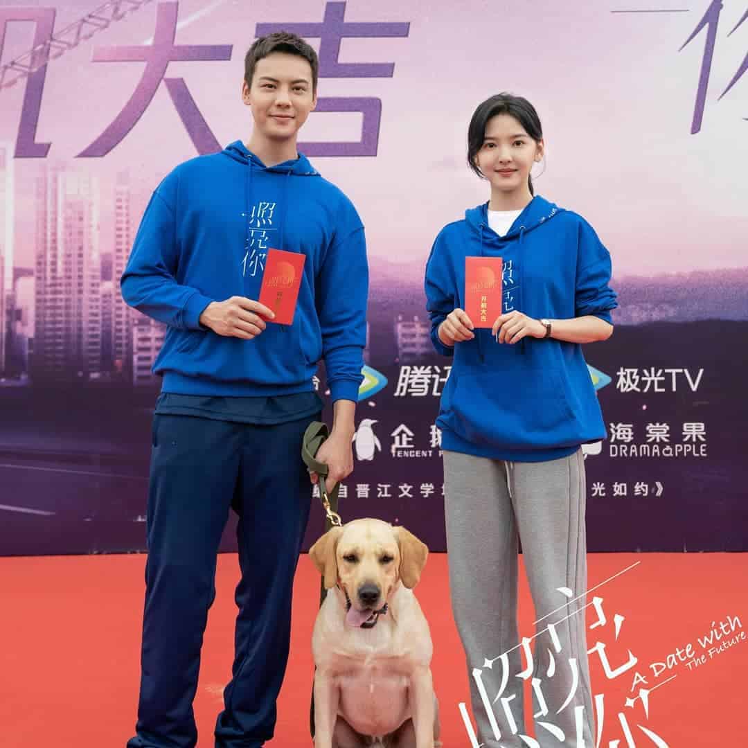 Drama “A Date With The Future” Telah Menggelar Upacara Syuting Bersama William Chan & Zhang Ruonan Drama romansa modern “A Date With The Future / 照亮你” yang dibintangi William Chan, Zhang Ruonan, Ren Hao (tidak hadir), Luo Qiuyun, Ci Sha dan lainnya telah resmi menggelar upacara syutingnya beberapa hari lalu. Tionghoa Org - Drama “A Date With The Future” Telah Menggelar Upacara Syuting Bersama William Chan & Zhang Ruonan - 1