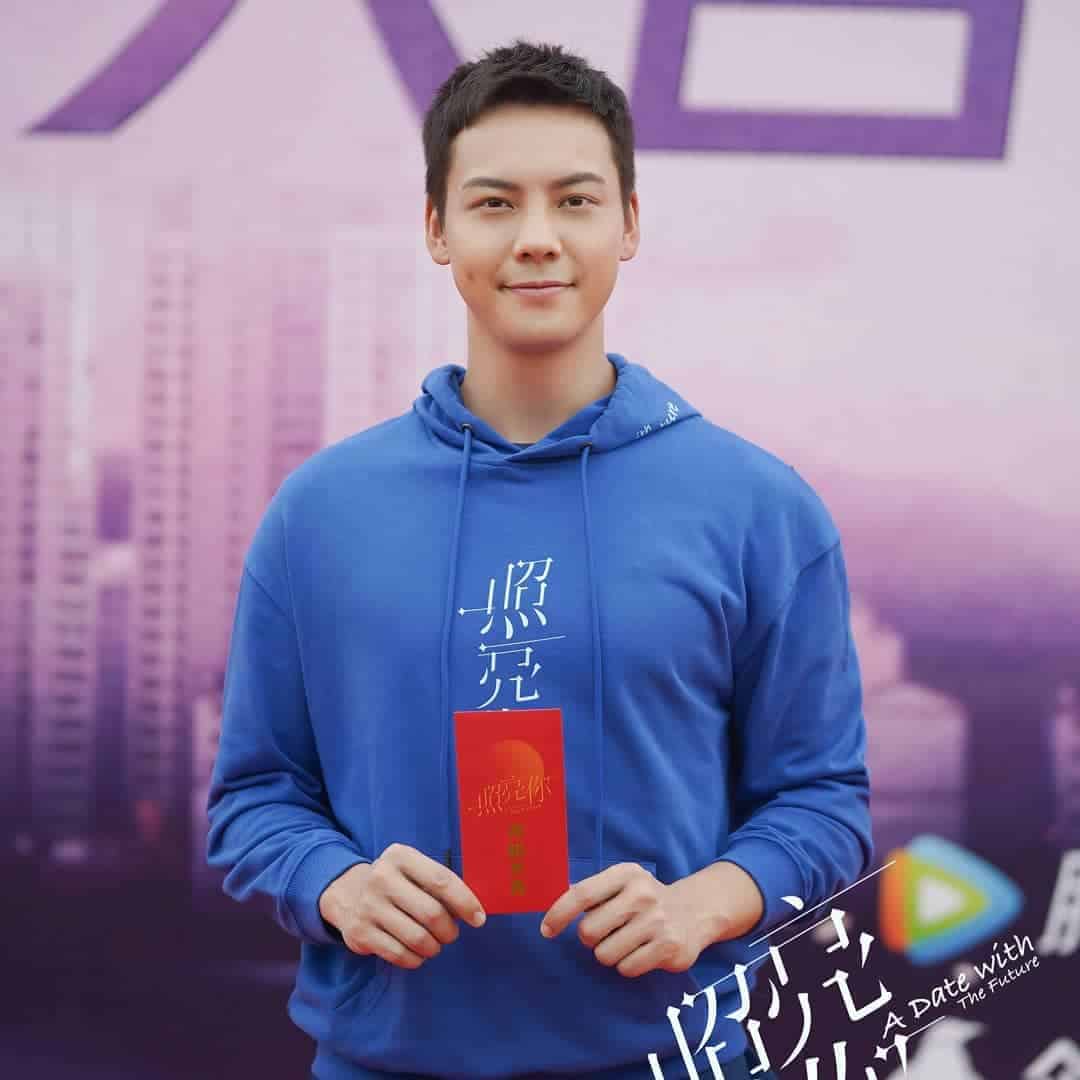 Drama “A Date With The Future” Telah Menggelar Upacara Syuting Bersama William Chan & Zhang Ruonan Drama romansa modern “A Date With The Future / 照亮你” yang dibintangi William Chan, Zhang Ruonan, Ren Hao (tidak hadir), Luo Qiuyun, Ci Sha dan lainnya telah resmi menggelar upacara syutingnya beberapa hari lalu. Tionghoa Org - Drama “A Date With The Future” Telah Menggelar Upacara Syuting Bersama William Chan & Zhang Ruonan - 2