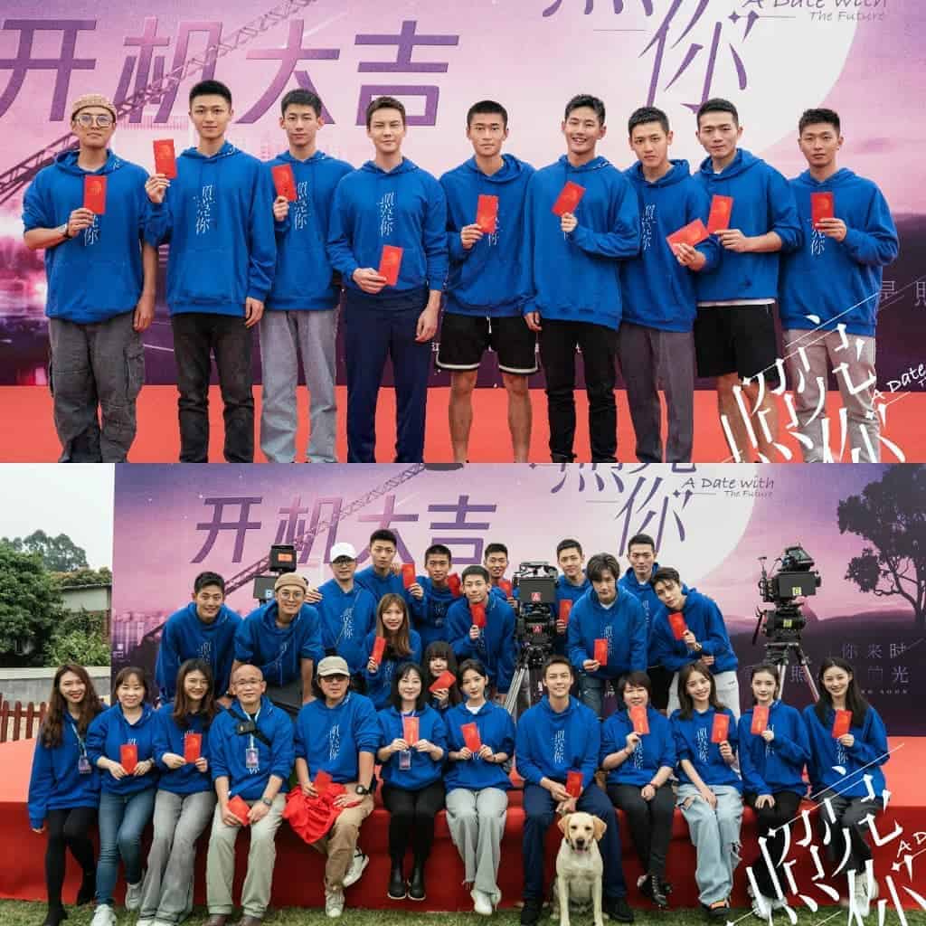 Drama “A Date With The Future” Telah Menggelar Upacara Syuting Bersama William Chan & Zhang Ruonan Drama romansa modern “A Date With The Future / 照亮你” yang dibintangi William Chan, Zhang Ruonan, Ren Hao (tidak hadir), Luo Qiuyun, Ci Sha dan lainnya telah resmi menggelar upacara syutingnya beberapa hari lalu. Tionghoa Org - Drama “A Date With The Future” Telah Menggelar Upacara Syuting Bersama William Chan & Zhang Ruonan - 4