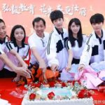 C-Drama "Love The Way You Are" Yang Dibintangi Lai Guanlin & Angelababy Telah Menyelesaikan Proses Syuting Judul: Love The Way You Are Genre: Romansa, Bisnis, Modern Jumlah eps: 30 Episode Tayang: - Jaringan asli: iQiyi Cast: Angelababy sebagai Yin Ye Lai GuanLin sebagai Xu Guang Xi Tian Yi Tong Liu Yitong Zhang Tao Ling Mei Shi Plot: Baik di kantor atau di rumah, Yin Ye yang berusia 35 tahun itu seperti Wonder Woman. Dia bisa menangani semuanya sendiri dan mengurus semua orang di sekitarnya tanpa pernah lelah. Namun, dia sepertinya lupa untuk menjaga kehangatan di hatinya, yaitu, sampai secara tidak sengaja bertemu dengan Xu Guangxi di sebuah toko serba ada. Anak laki-laki yang biasa pergi ke rumahnya untuk mencari makantelah tumbuh menjadi seorang pemuda yang cerah. Bertemu dengannya lagi, ketergantungan Xu Guangxi terhadapnya sebagai seorang anak telah berkembang menjadi perasaan kasih sayang yang tak tertahankan. Tapi mengejar Yin Ye bukanlah hal yang mudah. Itu berarti Guangxi harus tumbuh dengan cepat seolah-olah hidupnya maju dengan cepat dan menanggung tekanan realitas yang luar biasa. Demi cinta, dia secara bertahap menjadi dewasa dan belajar menyesuaikan kembali langkahnya untuk bergerak dengan kuat ke arahnya. Saat mereka semakin dekat, mereka mulai memahami arti cinta. Ini bukan tentang menyerah tetapi tentang ketertarikan timbal balik, saling menghormati dan memungkinkan satu sama lain untuk menjadi orang yang lebih baik. Tionghoa Org -Drama “First Love of Accidental Exchange” Yang Dibintangi Chen Shujun & Cao Enqi Telah Menyelesaikan Syuting - 3
