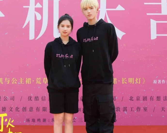 Drama “Lighter and Princess” Yang Dibintangi Chen Feiyu & Zhang Jingyi Telah Menggelar Upacara Syuting Drama romansa modern “Lighter and Princess / 打火机与公主裙” yang dibintangi Chen Feiyu, Zhang Jingyi, Zhao Zhiwei, Zeng Keni, Jiang Zixin dan lainnya telah resmi menggelar upacara syuting. Tionghoa Org - Drama “Lighter and Princess” Yang Dibintangi Chen Feiyu & Zhang Jingyi Telah Menggelar Upacara Syuting - 1