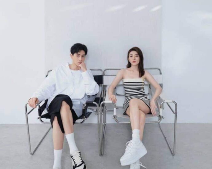 Drama “Men In Love” Dibintangi Hu Yitian, Liang Jie, Dai Xu, Liu Chang & Li Dianzun Drama “Men In Love” yang saat ini sedang syuting secara resmi mengumumkan pemeran utama yaitu Hu Yitian, Liang Jie, Dai Xu, Liu Chang, dan Li Dianzun dengan pemotretan kolaborasi dengan Harper’s Bazaar China. Tionghoa Org -Drama “Men In Love” Dibintangi Hu Yitian, Liang Jie, Dai Xu, Liu Chang & Li Dianzun - 1